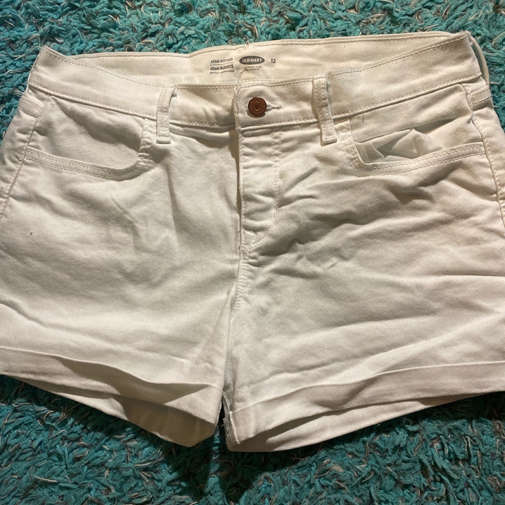 Old Navy white shorts! 🤍